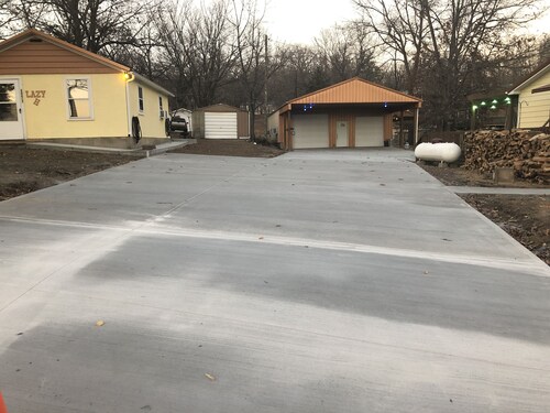 Lazy H Cabin Hyer Retreats LLC.  Sleep Eat and Fish!! on the 81mkr Warsaw MO