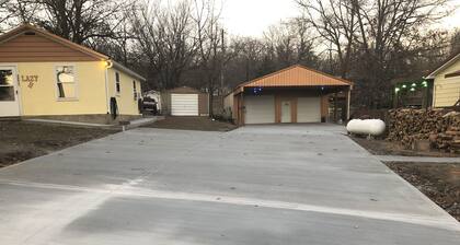 Lazy H Cabin Hyer Retreats LLC. Sleep Eat and Fish!! on the 81mkr Warsaw MO