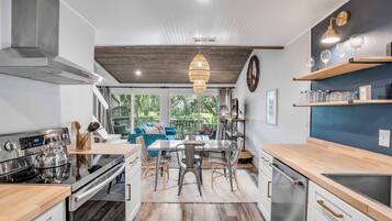 Réfrigérateur, four à micro-ondes, un four, surface de cuisson