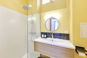 Shower, hair dryer, towels