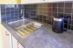 Kylskåp, mikrovågsugn, ugn och spishäll