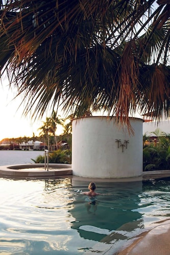 Oceanfront Villa Nautilus with Beach Club Access