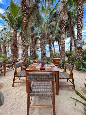 Outdoor dining - Oceanfront Villa Nautilus with Beach Club Access (La Paz)