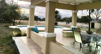 Farm ,house and swimming pool, 45 minutes from beaches, 15 minutes from Airport