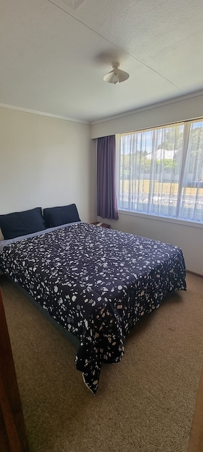 4 bedrooms, internet, bed sheets