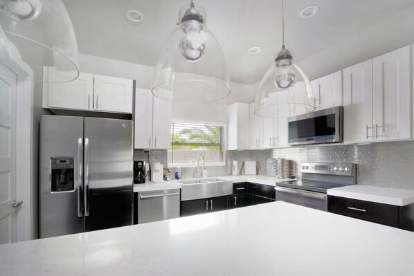 Refrigerador, microondas, horno y parrilla de estufa 