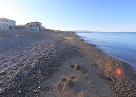 Playa privada, tumbonas y sombrillas
