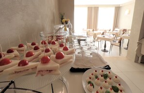 Free daily continental breakfast - Hotel Cecina Beach (Cecina)