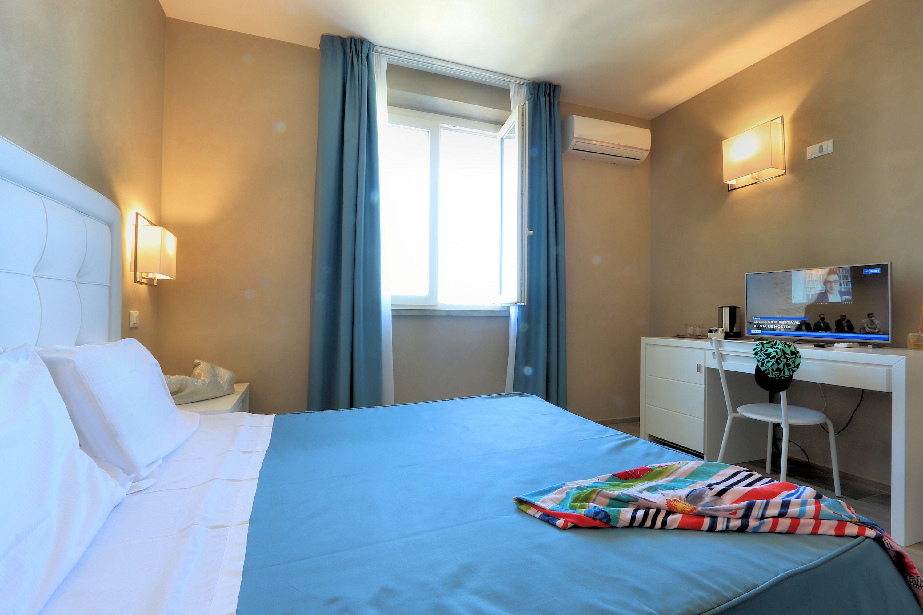 Minibar, desk, soundproofing, WiFi (free)