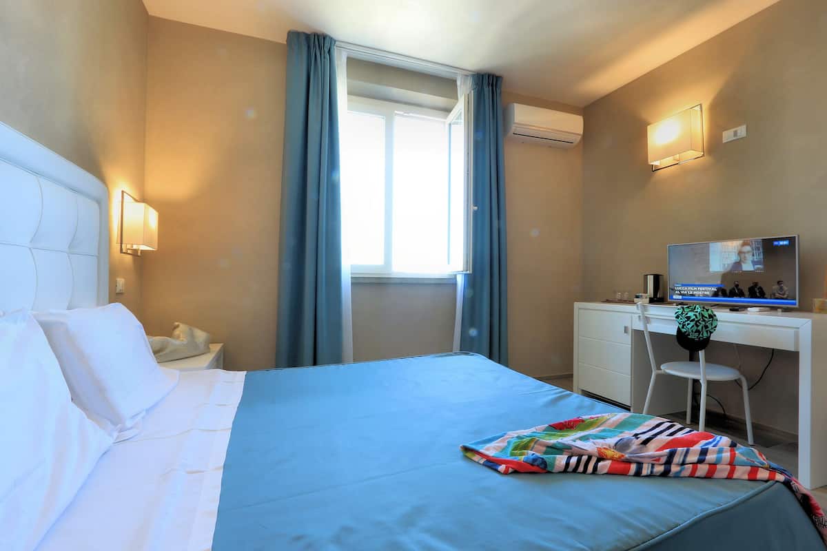 Minibar, desk, soundproofing, WiFi (free)