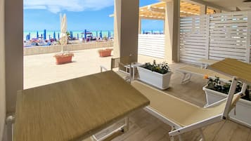 Family Room, 1 Katil Ratu (Queen) dengan Katil Sofa, Patio, Sea View | Teres/patio