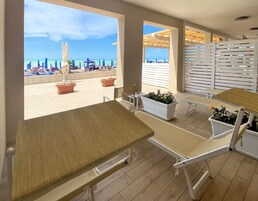 Habitación familiar, 1 cama de matrimonio con sofá cama, patio, vistas al mar | Terraza o patio