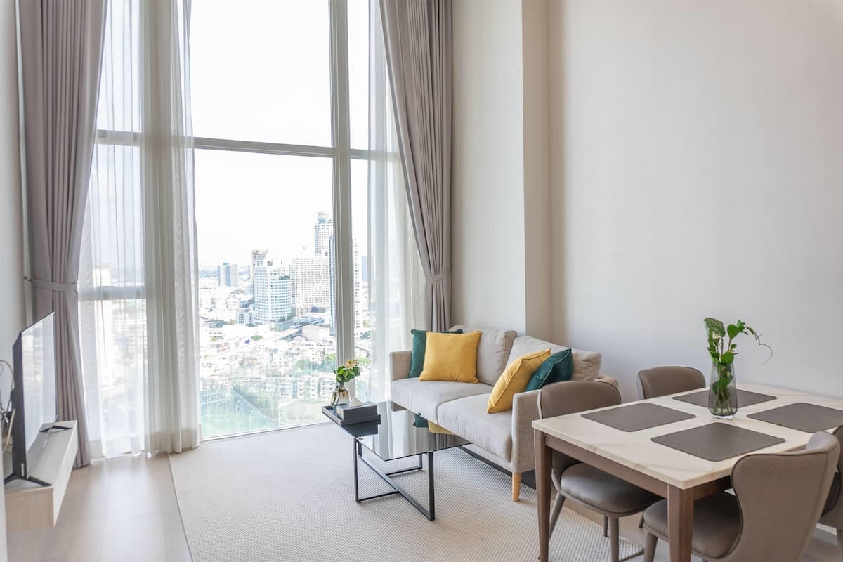 1 habitación, caja de seguridad en la habitación y escritorio