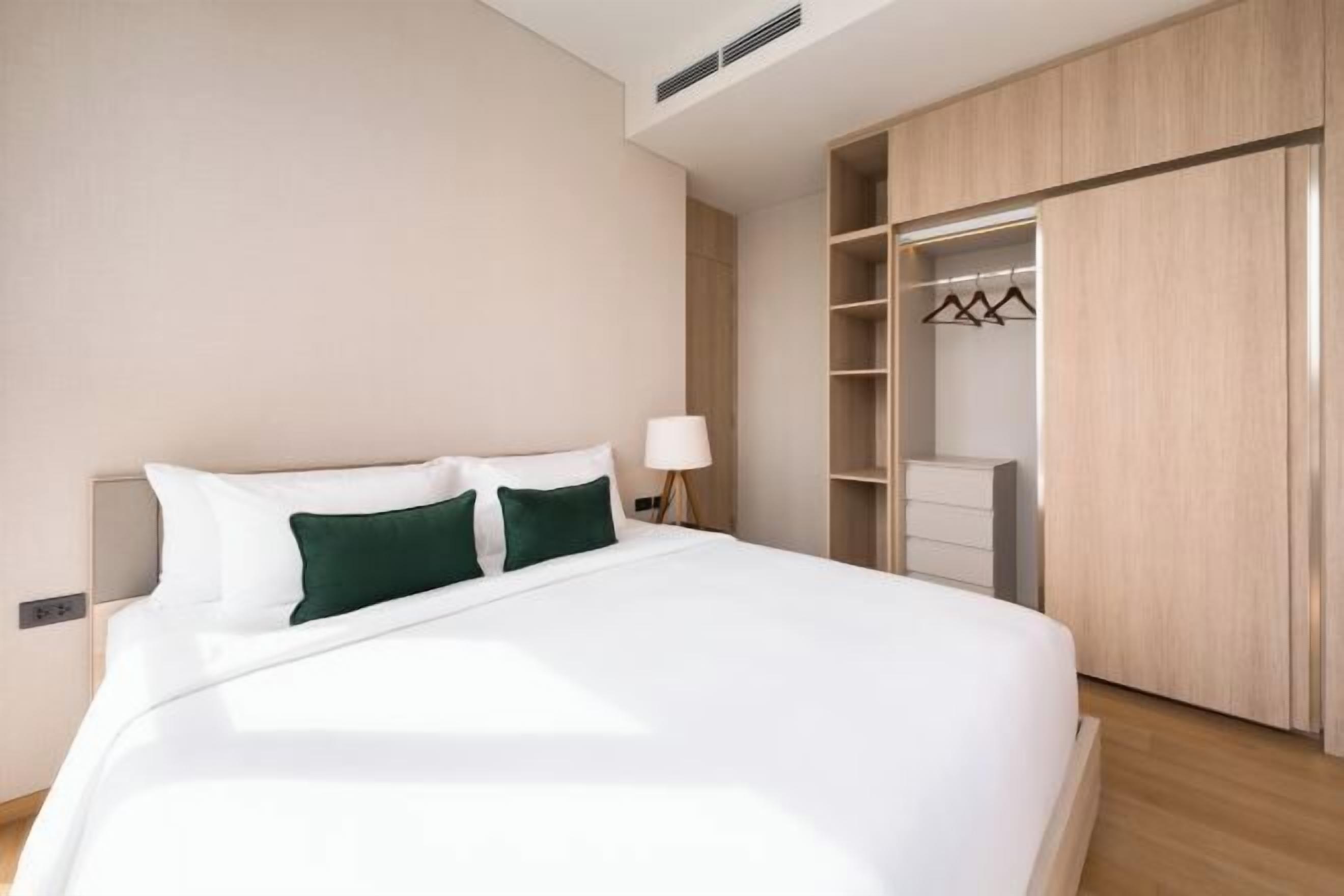 Een kluis op de kamer, een bureau, een laptopwerkplek