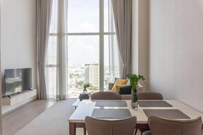 Perheparitalo, useita sänkyjä (Suite) | Tallelokero huoneessa, työpöytä