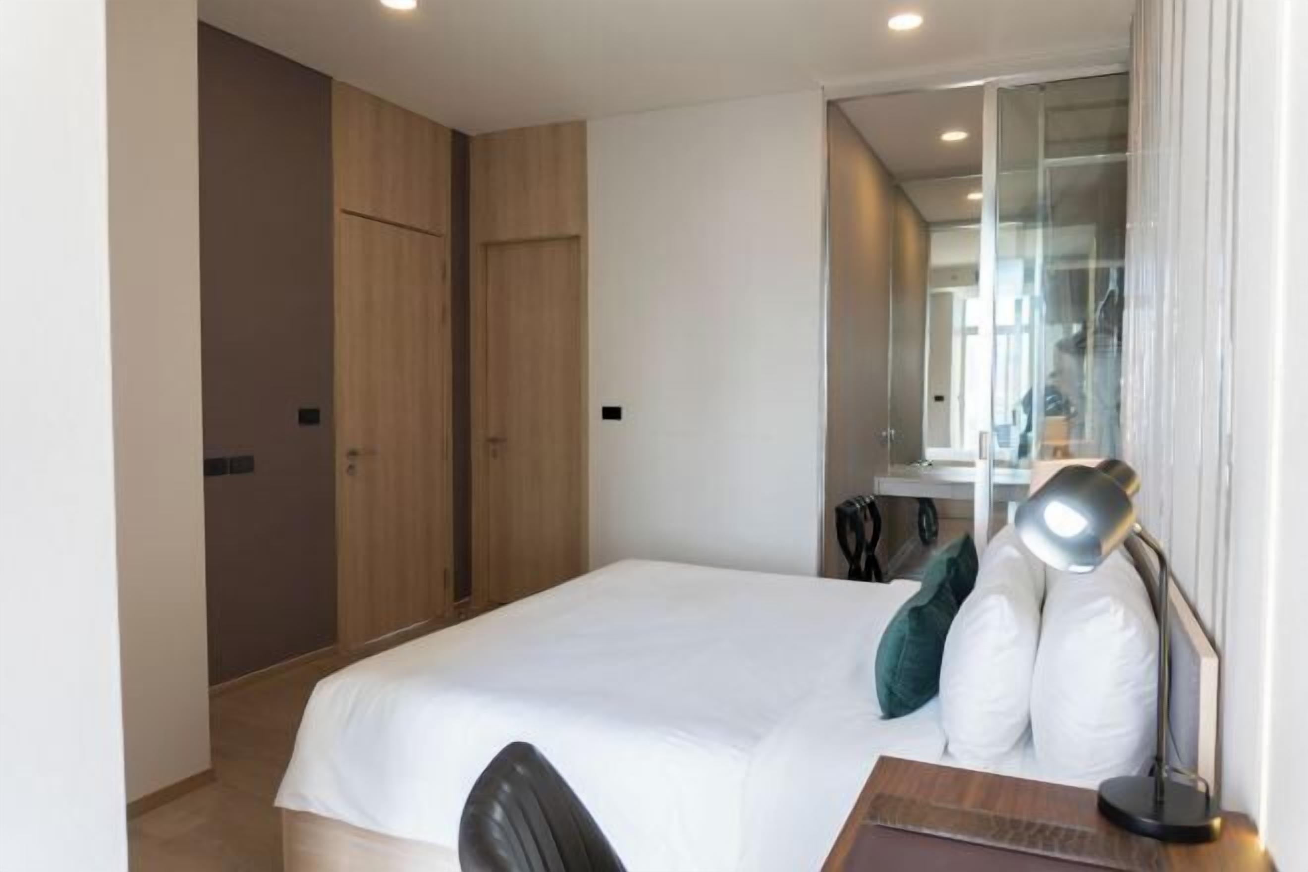 Tallelokero huoneessa, työpöytä