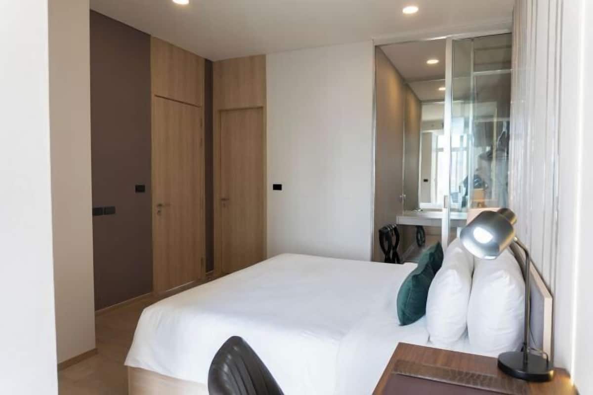 Tallelokero huoneessa, työpöytä