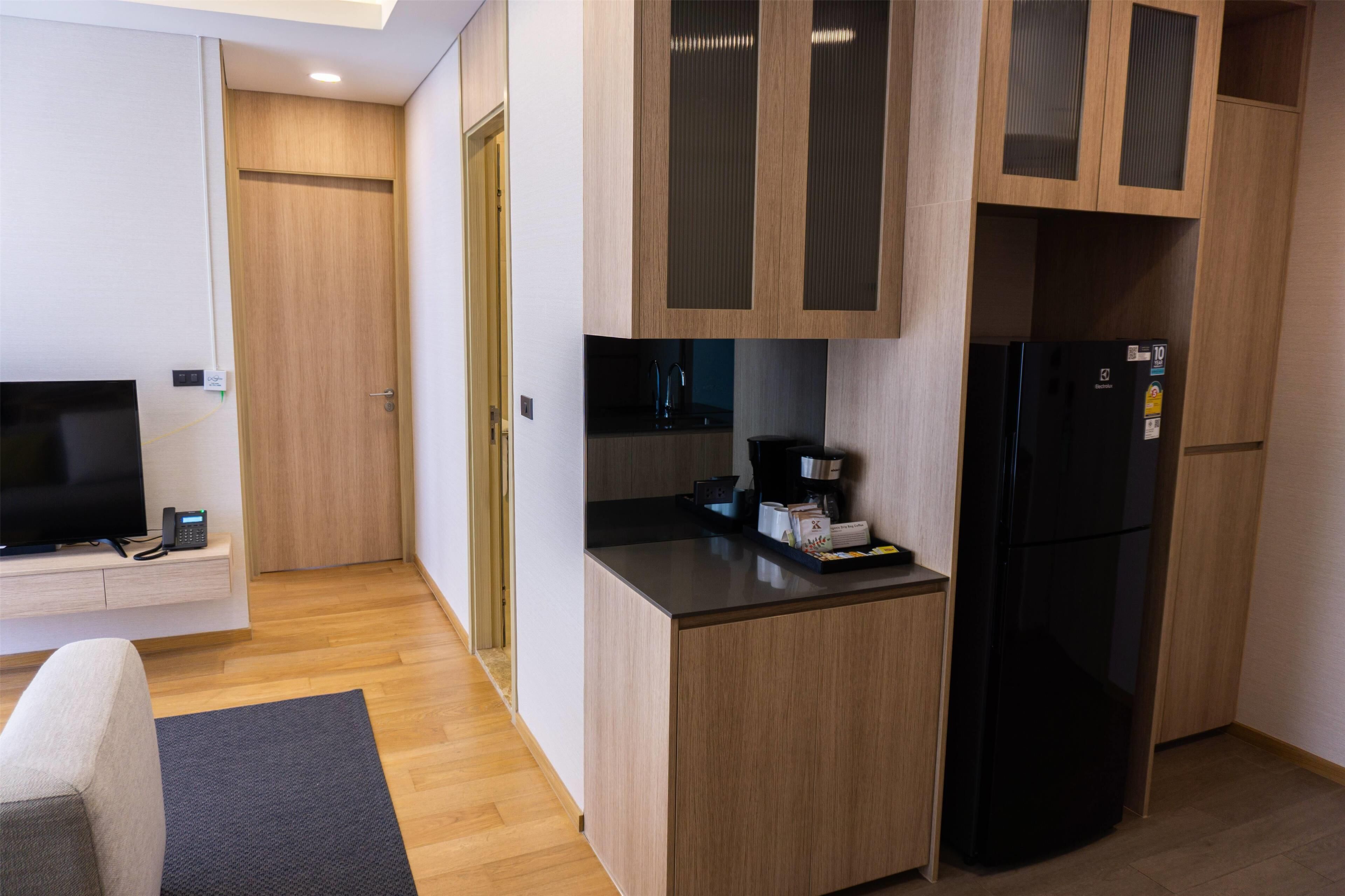 premier suite, 2 bedrooms | 1 bedroom, in-room safe, desk, laptop workspace
