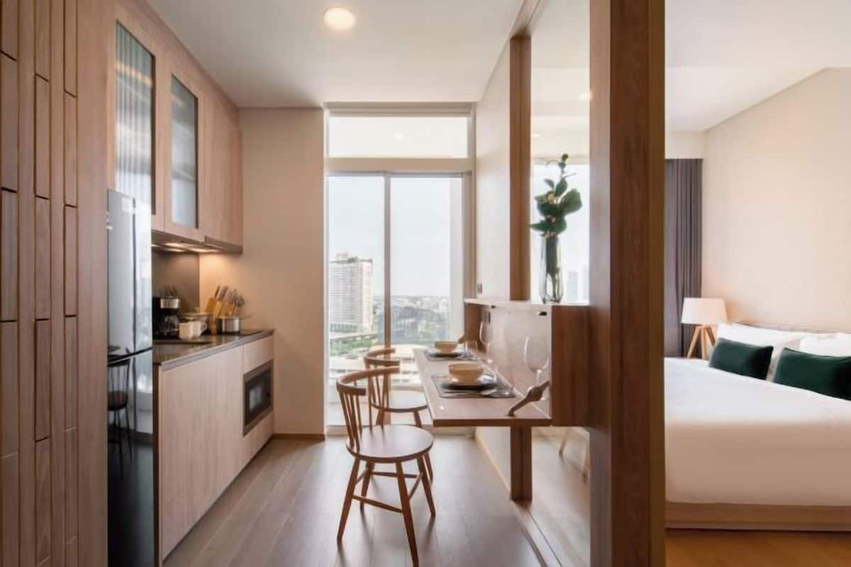 Private kitchen | Electric kettle, dining tables