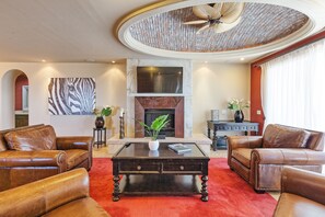 Smart TV y chimenea 