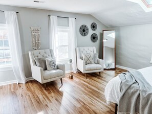 4 chambres, bureau, fer et planche à repasser, lit de bébé portatif