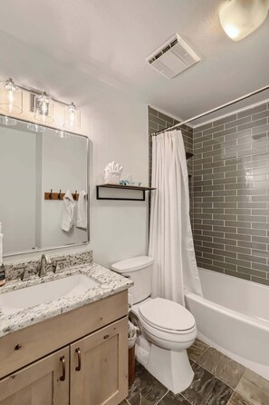Combined shower/bathtub, hair dryer, towels - Ski/Golf Duplex-Views, Base of Mtn, Close to Lifts (Copper Mountain)