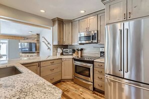 Refrigerador, microondas, horno y parrilla de estufa 