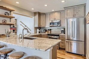 Fridge, microwave, oven, stovetop - Ski/Golf Duplex-Views, Base of Mtn, Close to Lifts (Copper Mountain)