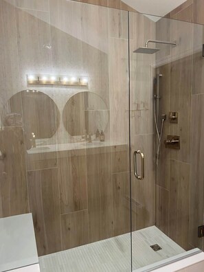 Combined shower/tub, hair dryer, towels