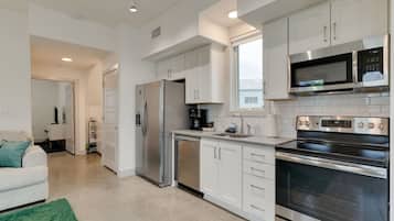 Refrigerador, microondas, horno y parrilla de estufa