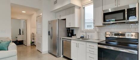 ثلاجة، ميكروويف، فرن، موقد طهي مسطح