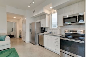 Kühlschrank, Mikrowelle, Ofen, Herdplatte