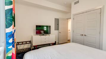 1 habitación, escritorio, tabla de planchar con plancha y cuna de viaje