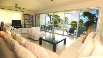 Apartamento de lujo, 2 habitaciones, frente al mar | 2 dormitorios, caja fuerte, decoración individual