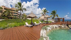 Plage privée, sable blanc, chaise longue, parasol