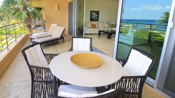 Apartamento superluxo, 2 quartos, de frente para o oceano | 2 quartos, cofres nos quartos, individualmente decorados