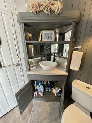 Combined shower/bathtub, hair dryer, towels, shampoo - Guesthouse Detached.Quiet Nbrhd.AC!New Firestck4TV (San Pedro)