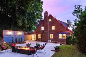 Property grounds - Luxe Campus Retreat – Sauna, Theater, Park & Walk (Pittsburgh)