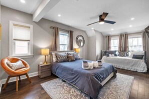 4 habitaciones, escritorio y tabla de planchar con plancha 