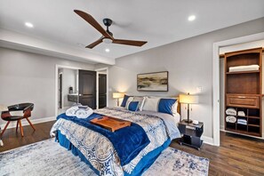 4 bedrooms, desk, iron/ironing board, travel cot - Luxe Campus Retreat – Sauna, Theater, Park & Walk (Pittsburgh)