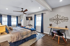 4 bedrooms, desk, iron/ironing board, travel crib - Luxe Campus Retreat – Sauna, Theater, Park & Walk (Pittsburgh)