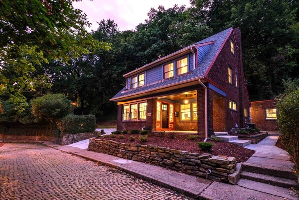 Exterior - Luxe Campus Retreat – Sauna, Theater, Park & Walk (Pittsburgh)