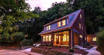 Luxe Campus Retreat – Sauna, Theater, Park & Walk