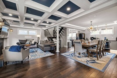 Luxe Campus Retreat – Sauna, Theater, Park & Walk
