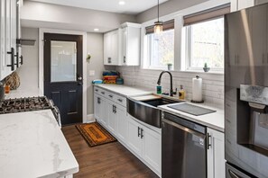 Fridge, microwave, oven, stovetop - Luxe Campus Retreat – Sauna, Theater, Park & Walk (Pittsburgh)