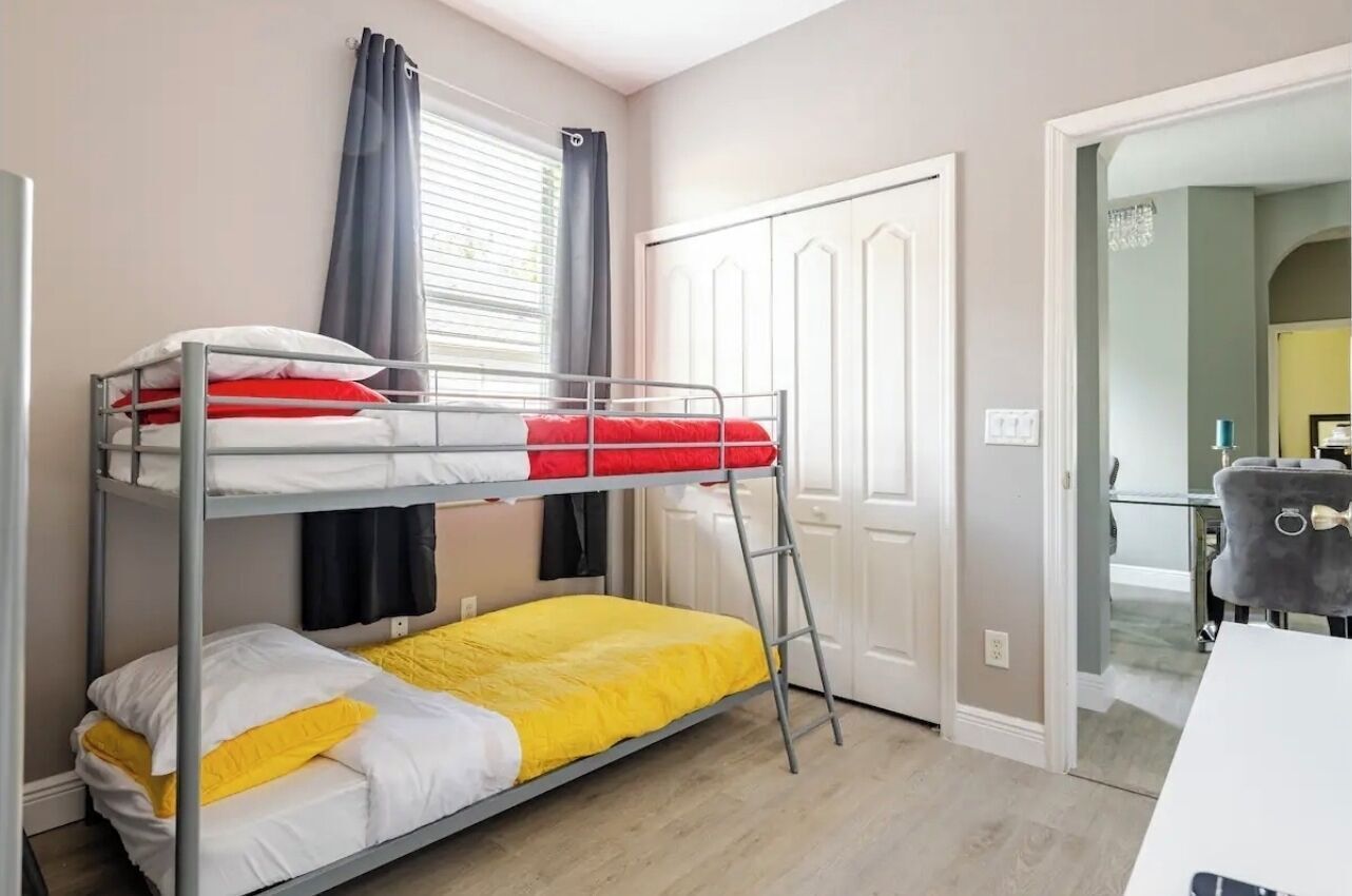 3 habitaciones, escritorio y tabla de planchar con plancha 