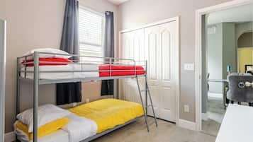 3 habitaciones, escritorio y tabla de planchar con plancha