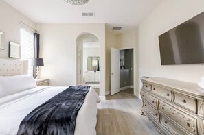 3 chambres, bureau, fer et planche Ă repasser, lit parapluie