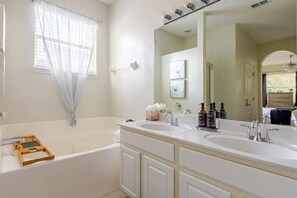 Baignoire, sĂšche-cheveux, serviettes fournies, savon