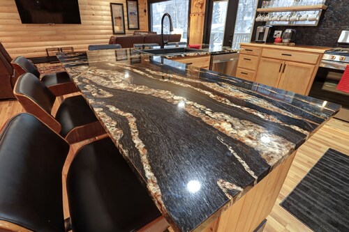 Alaskan 2300 sq ft Modern Cabin Hotel Like home with Hot Tub